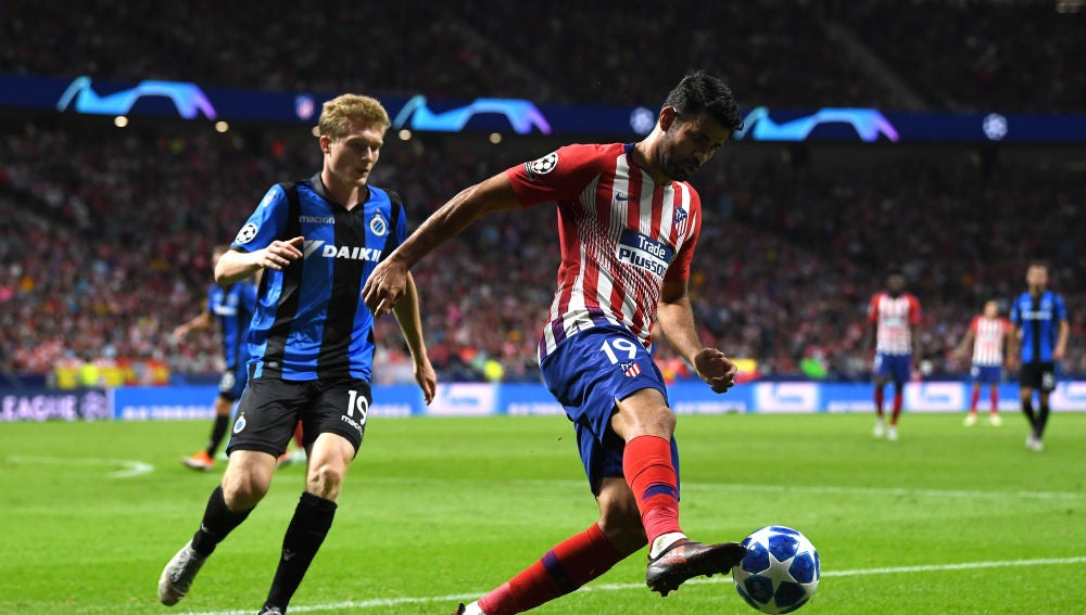 Diego Costa controla el balón en el partido ante el Brujas