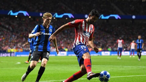 Diego Costa controla el bal&oacute;n en el partido ante el Brujas