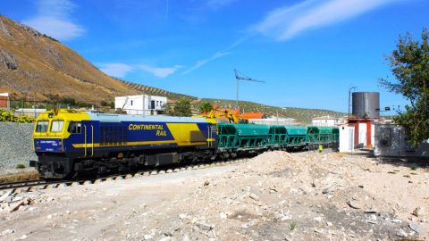 Tren trabaja en las obras de la Alta Velocidad en Loja