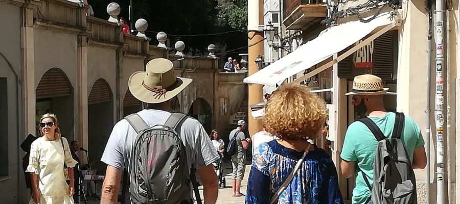 Turistas paseando por el centro de Palma Turistas paseando por el centro de Palma