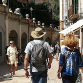 Turistas paseando por el centro de Palma 