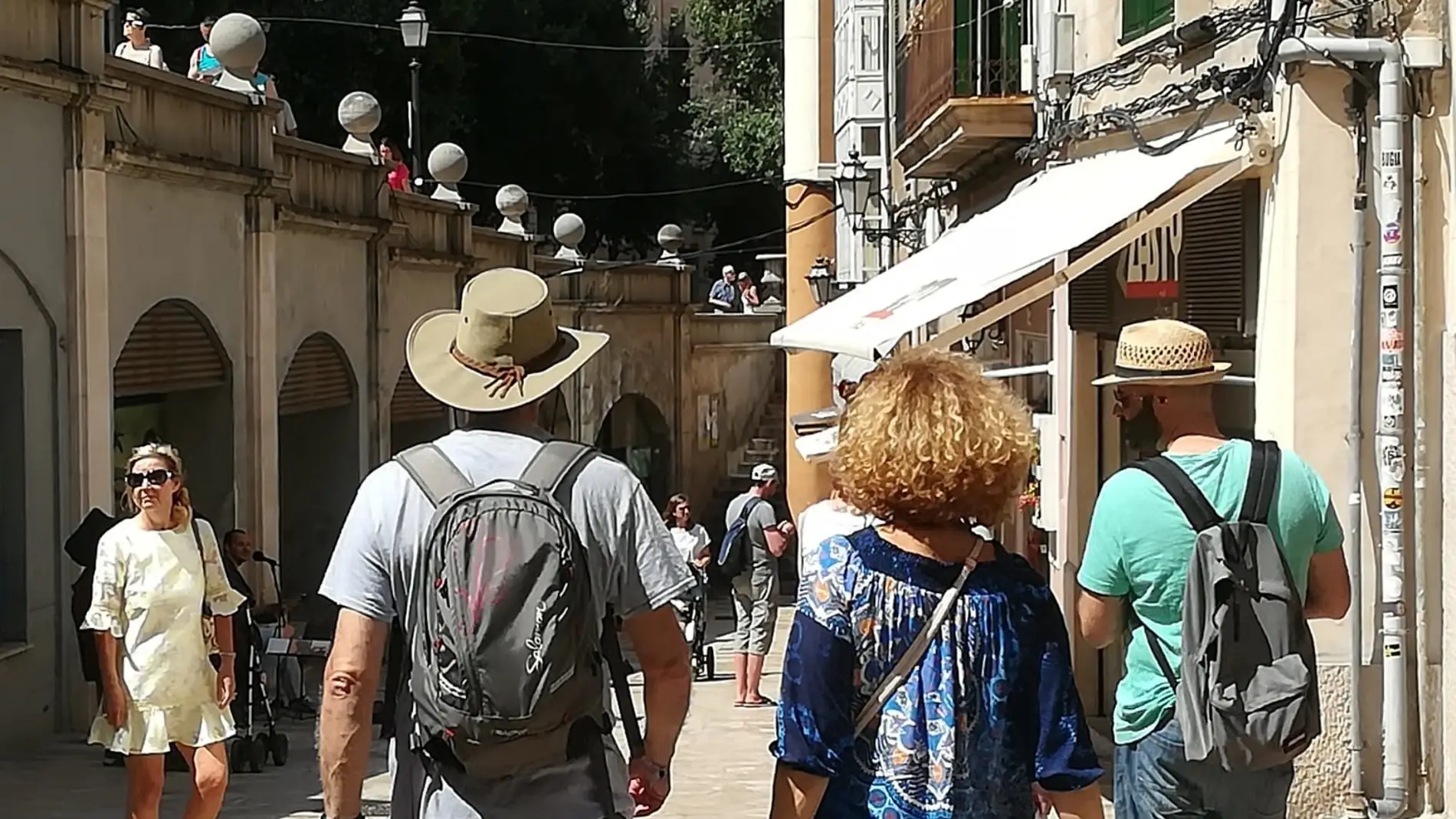 Turistas paseando por el centro de Palma 