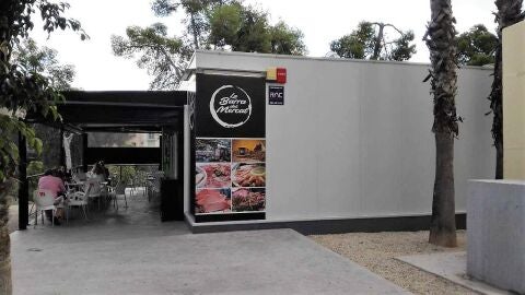 Terraza de la cafeter&iacute;a del Mercado Provisional de Elche