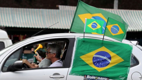 Un coche haciendo campa&ntilde;a electoral en las elecciones en Brasil