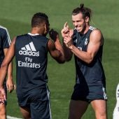 Gareth Bale bromea con Casemiro en Valdebebas