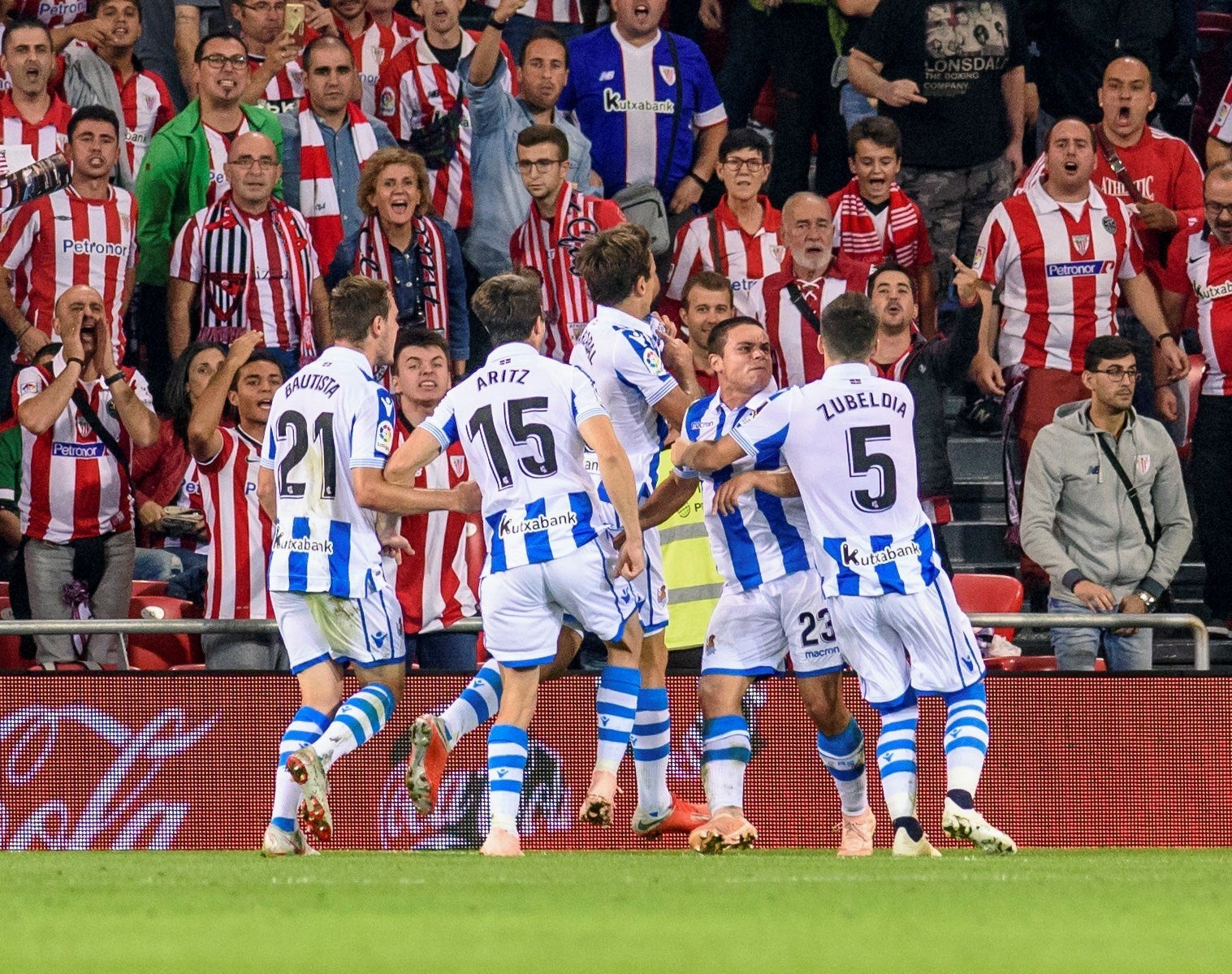 La Real Sociedad toma aire ganando el derbi vasco en San Mamés La Real Sociedad toma aire ganando el derbi vasco en San Mamés
