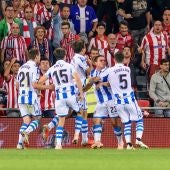 Los jugadores de la Real Sociedad, eufóricos tras el gol en San Mamés