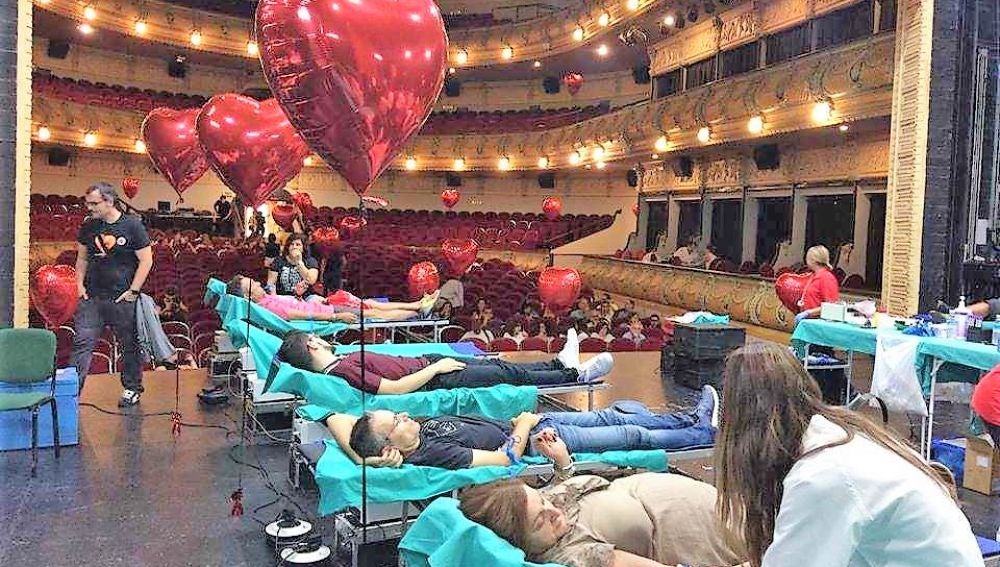 Donantes de sangre en la jornada programada en el Gran Teatro de Elche