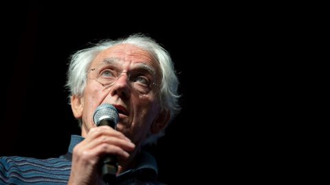 El m&eacute;dico franc&eacute;s y premio Nobel Gerard Mourou en una conferencia de prensa