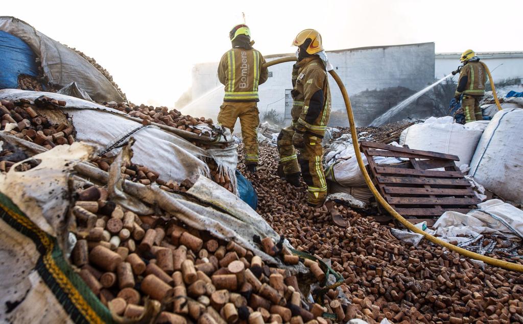 Un nuevo incendio en el polígono del Boch de Crevillent moviliza a más de una treintena de bomberos de seis áreas operativas de la provincia durante toda la noche Un nuevo incendio en el polígono del Boch de Crevillent moviliza a más de una treintena de bomberos de seis áreas operativas de la provincia durante toda la noche