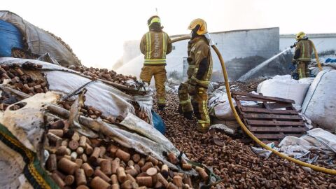 Bomberos en el incendio del pol&iacute;gono del Boch de Crevillent