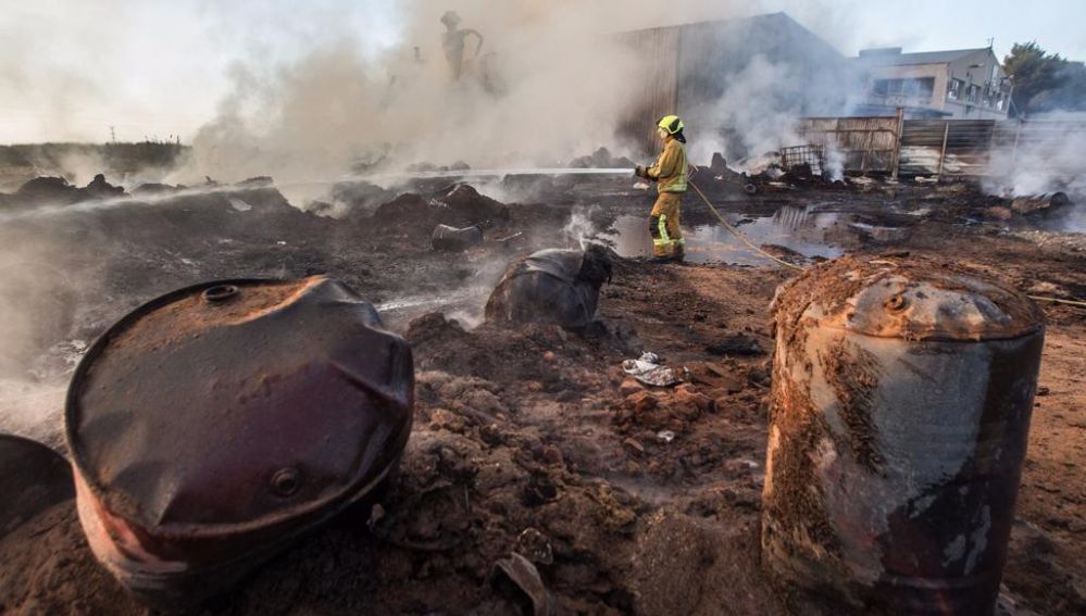 Bomberos en el incendio del polígono del Boch de Crevillent