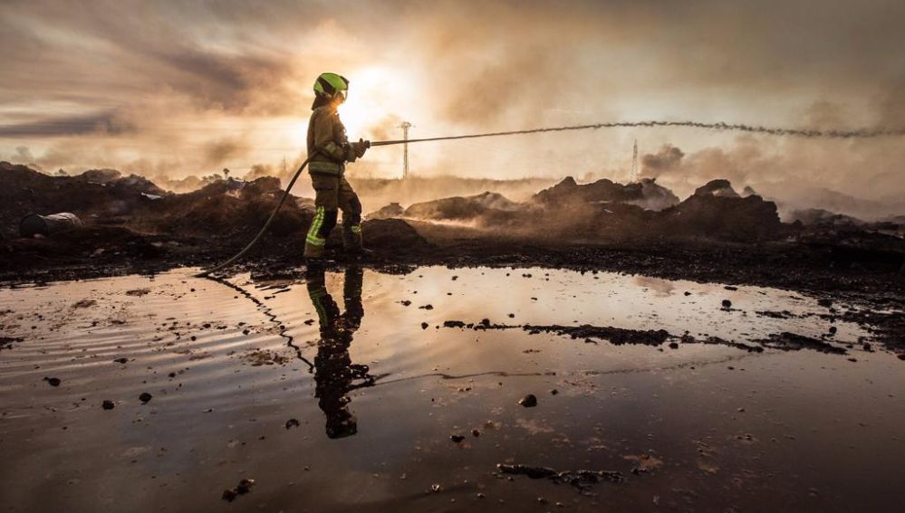 Bombero en las labores de extinción del incendio en Crevillent