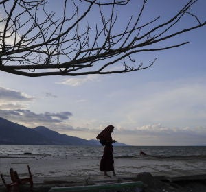 Una mujer indonesia inspecciona la playa de Talise devastada por el tsunami en Palu (06-10-2018) Una mujer indonesia inspecciona la playa de Talise devastada por el tsunami en Palu (06-10-2018)