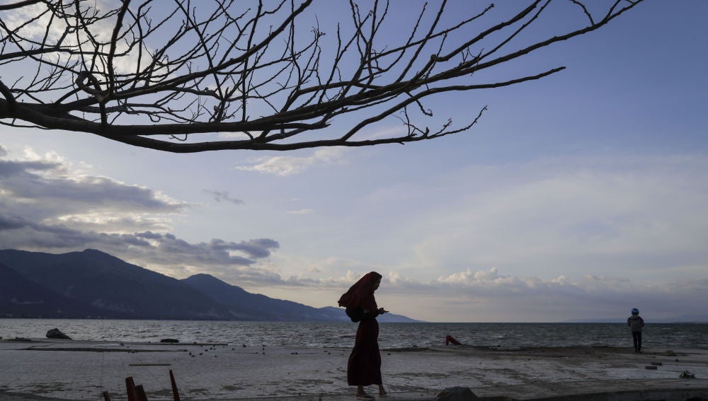 Una mujer indonesia inspecciona la playa de Talise devastada por el tsunami en Palu (06-10-2018)