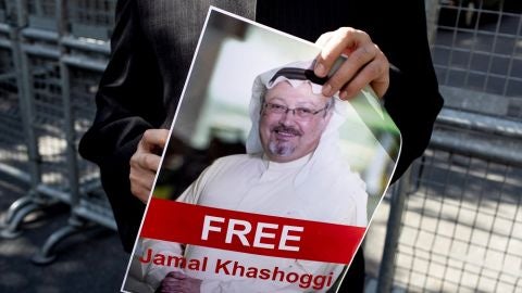 Un hombre sostiene una fotograf&iacute;a del periodista saud&iacute; desaparecido Jamal Khashoggi durante una manifestaci&oacute;n por su desaparici&oacute;n