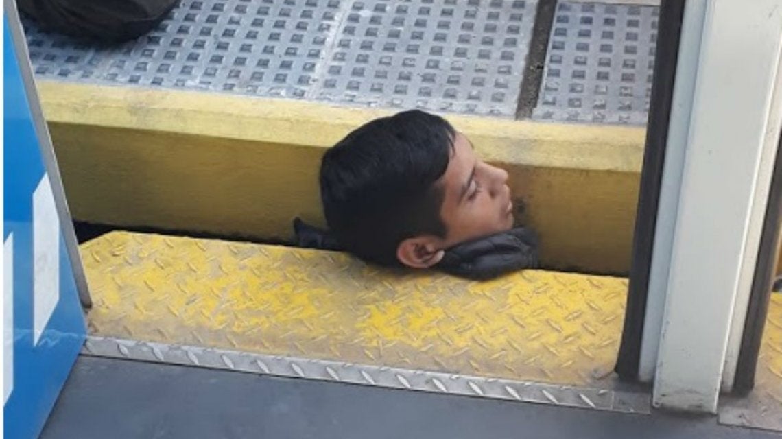 El angustioso rescate de un chico que quedó atrapado entre el tren y el andén en una estación de Argentina El angustioso rescate de un chico que quedó atrapado entre el tren y el andén en una estación de Argentina