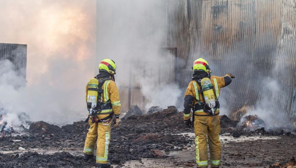 Bomberos en el incendio del polígono del Boch de Crevillent