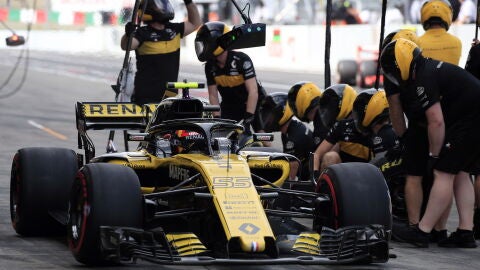 Carlos Sainz, en el pit-lane de Suzuka