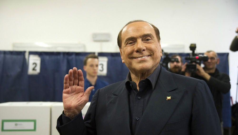 Silvio Berlusconi saluda
