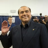 Silvio Berlusconi saluda