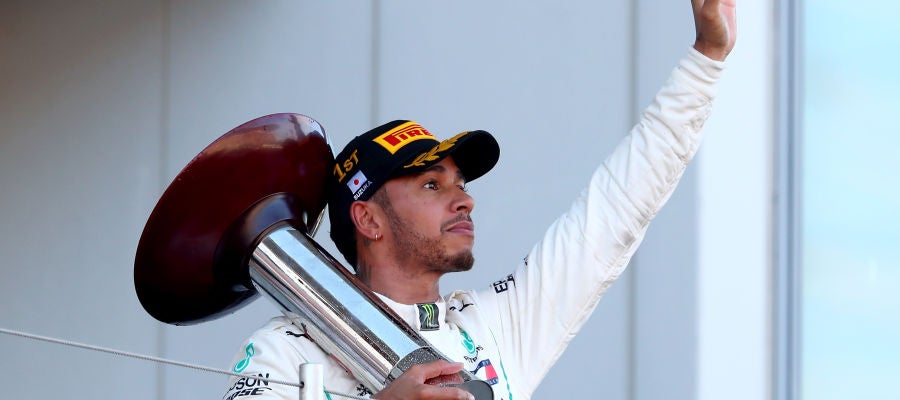 Lewis Hamilton saluda al público de Suzuka desde el podio Lewis Hamilton saluda al público de Suzuka desde el podio