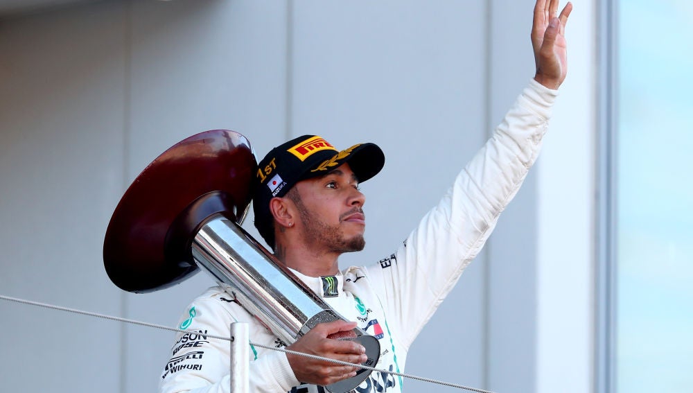 Lewis Hamilton saluda al público de Suzuka desde el podio