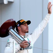 Lewis Hamilton saluda al público de Suzuka desde el podio Lewis Hamilton saluda al público de Suzuka desde el podio
