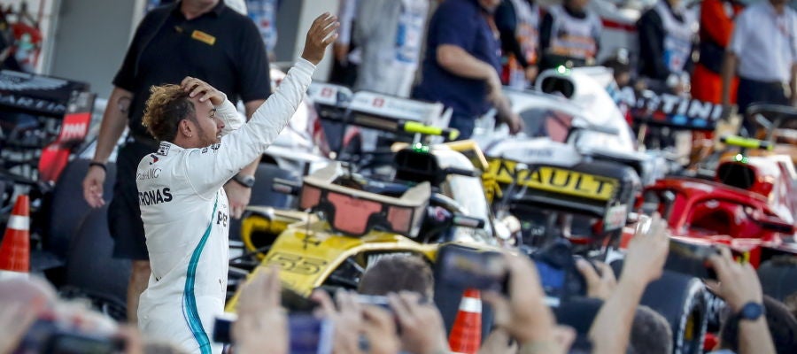 Lewis Hamilton saluda al público en Suzuka Lewis Hamilton saluda al público en Suzuka