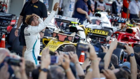 Lewis Hamilton saluda al p&uacute;blico en Suzuka