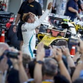 Lewis Hamilton saluda al público en Suzuka