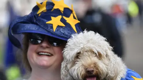 Cientos de perros y sus dueños piden en Londres otro referéndum del "brexit" Cientos de perros y sus dueños piden en Londres otro referéndum del "brexit"