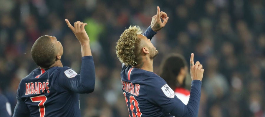 Mbappé y Neymar celebran un gol Mbappé y Neymar celebran un gol