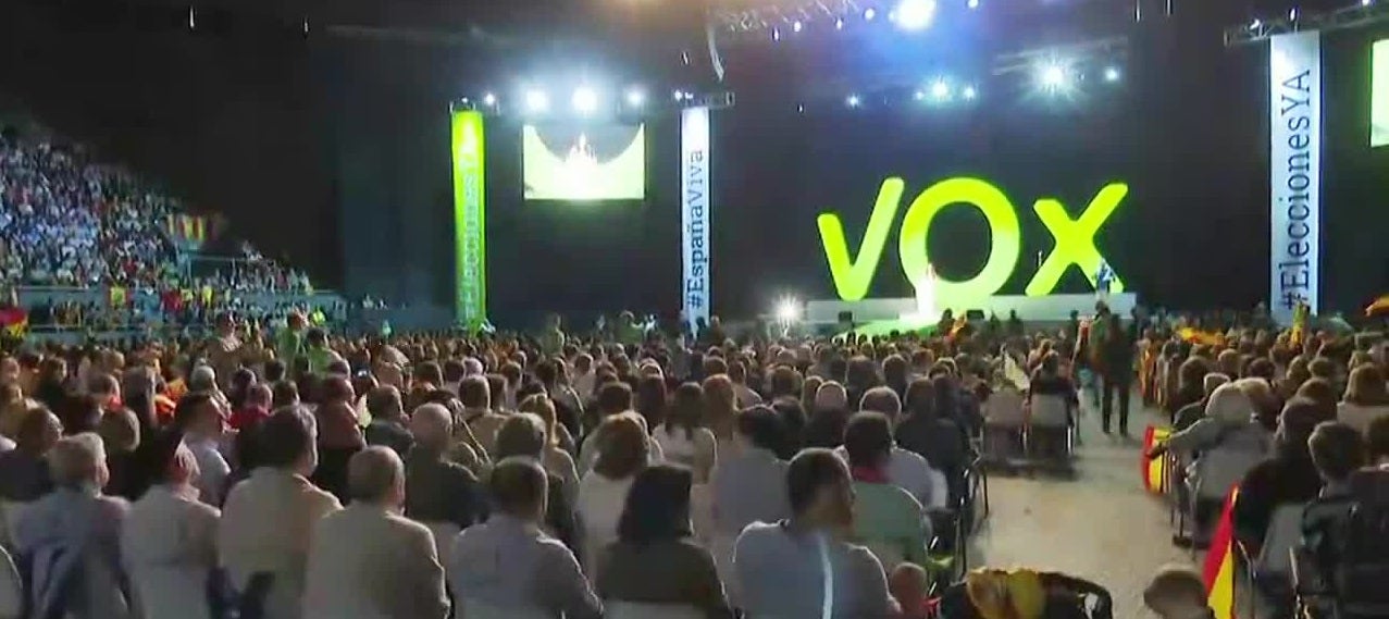 Vox llena Vistalegre con cerca de 10.000 simpatizantes: "Desbordaremos las urnas" Vox llena Vistalegre con cerca de 10.000 simpatizantes: "Desbordaremos las urnas"
