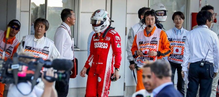 Vettel se encamina al box tras finalizar el GP de Japón Vettel se encamina al box tras finalizar el GP de Japón