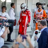 Vettel se encamina al box tras finalizar el GP de Japón Vettel se encamina al box tras finalizar el GP de Japón