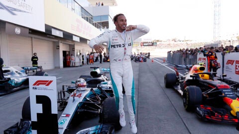 Hamilton celebra la victoria en Suzuka