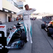 Hamilton celebra la victoria en Suzuka Hamilton celebra la victoria en Suzuka
