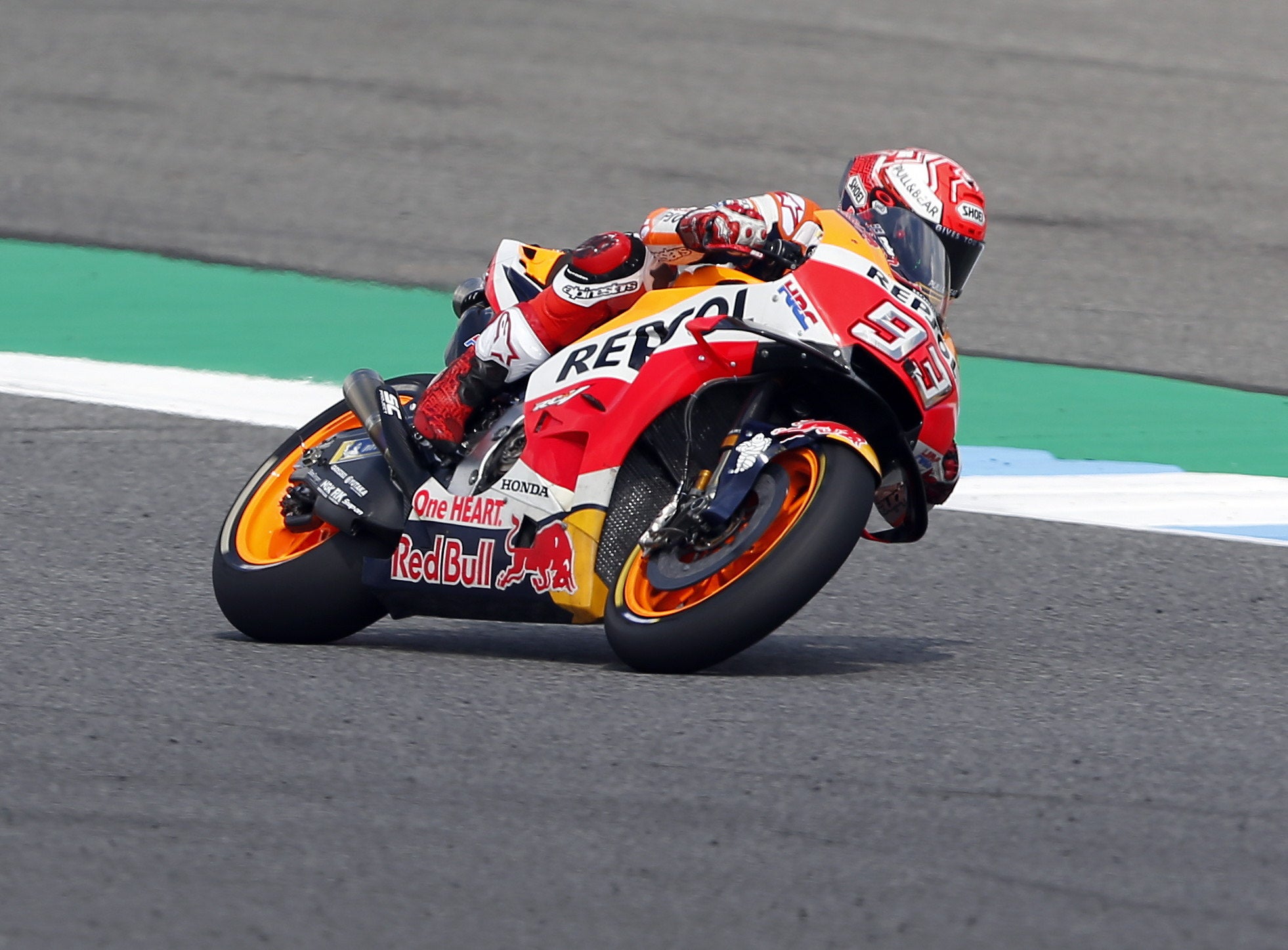 Marc Márquez se impone a Dovizioso en la última curva del GP de Tailandia y es más líder del Mundial Marc Márquez se impone a Dovizioso en la última curva del GP de Tailandia y es más líder del Mundial