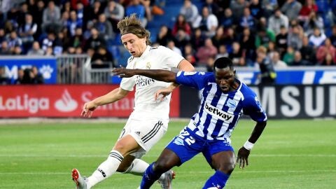 Wakaso protege un bal&oacute;n ante Luka Modric