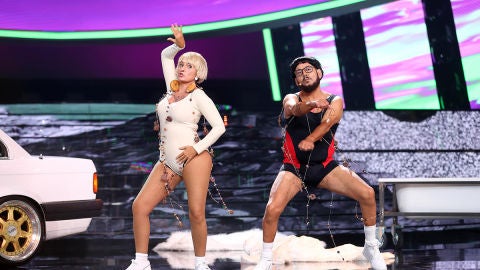 La alucinante actuaci&oacute;n de Jos&eacute; Corbacho y Silvia Abril como Jirafa Rey y La Pili