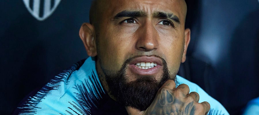 Arturo Vidal, con gesto serio en el banquillo azulgrana Arturo Vidal, con gesto serio en el banquillo azulgrana