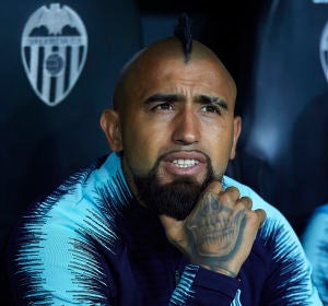 Arturo Vidal, con gesto serio en el banquillo azulgrana Arturo Vidal, con gesto serio en el banquillo azulgrana