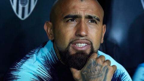 Arturo Vidal, con gesto serio en el banquillo azulgrana