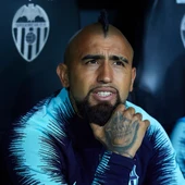Arturo Vidal, con gesto serio en el banquillo azulgrana Arturo Vidal, con gesto serio en el banquillo azulgrana