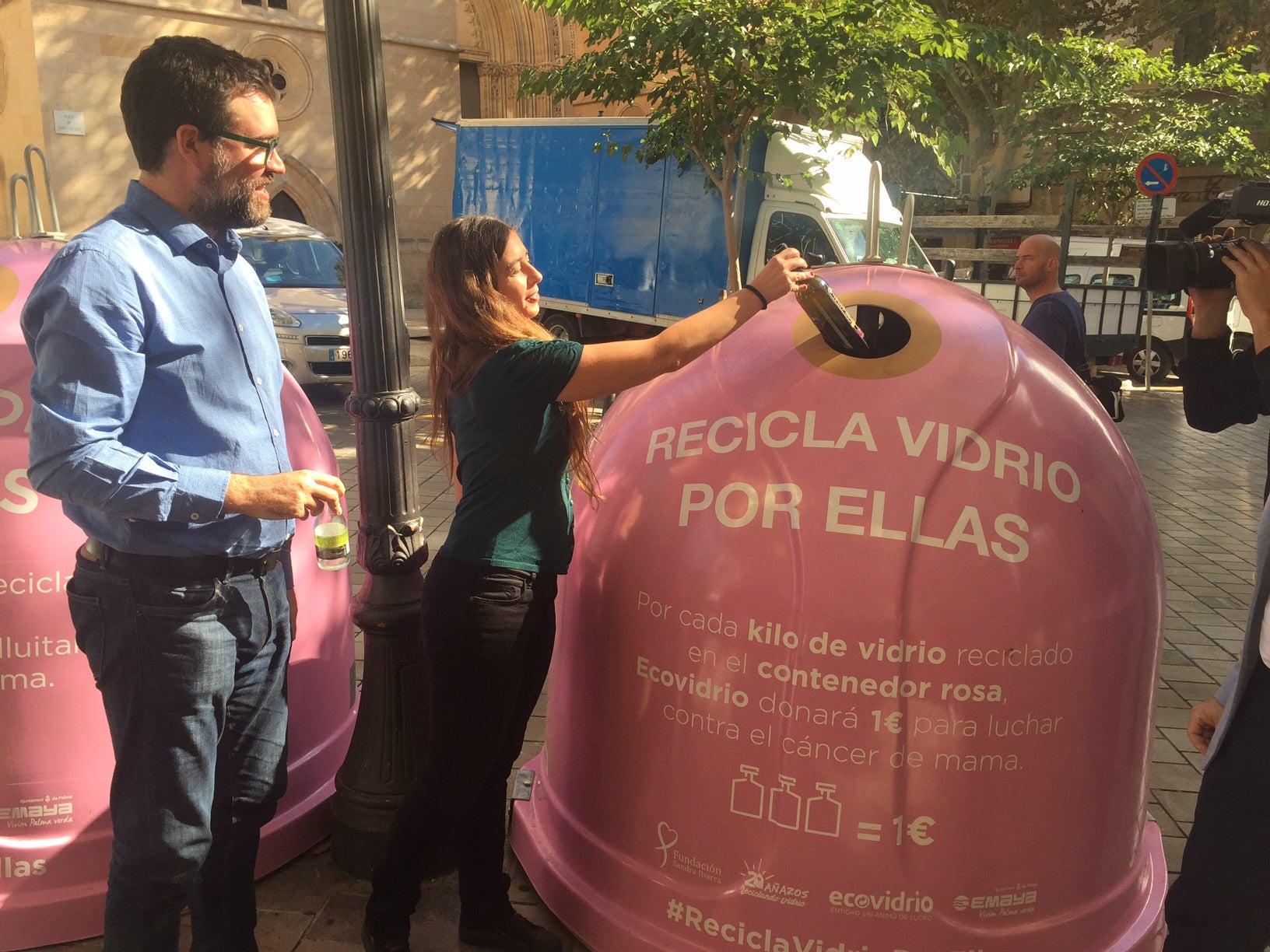 Instalan 20 contenedores de vidrio rosa en Palma con motivo del Día Mundial contra el cáncer de mama Instalan 20 contenedores de vidrio rosa en Palma con motivo del Día Mundial contra el cáncer de mama