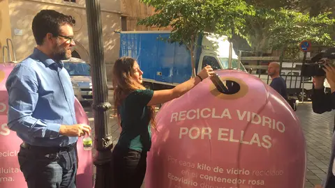 La presidenta de Emaya, Neus Truyol, y el Alcalde de Palma, Antoni Noguera, en la presentación de la campaña "Recicla vidrio por ellas" La presidenta de Emaya, Neus Truyol, y el Alcalde de Palma, Antoni Noguera, en la presentación de la campaña "Recicla vidrio por ellas"