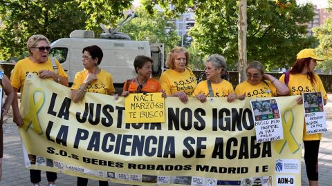 Miembros de la Asociaci&oacute;n S.O.S. Beb&eacute;s robados con una pancarta a las puertas de la Audiencia Provincial de Madrid