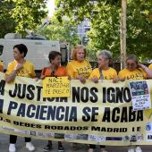 Miembros de la Asociación S.O.S. Bebés robados con una pancarta a las puertas de la Audiencia Provincial de Madrid