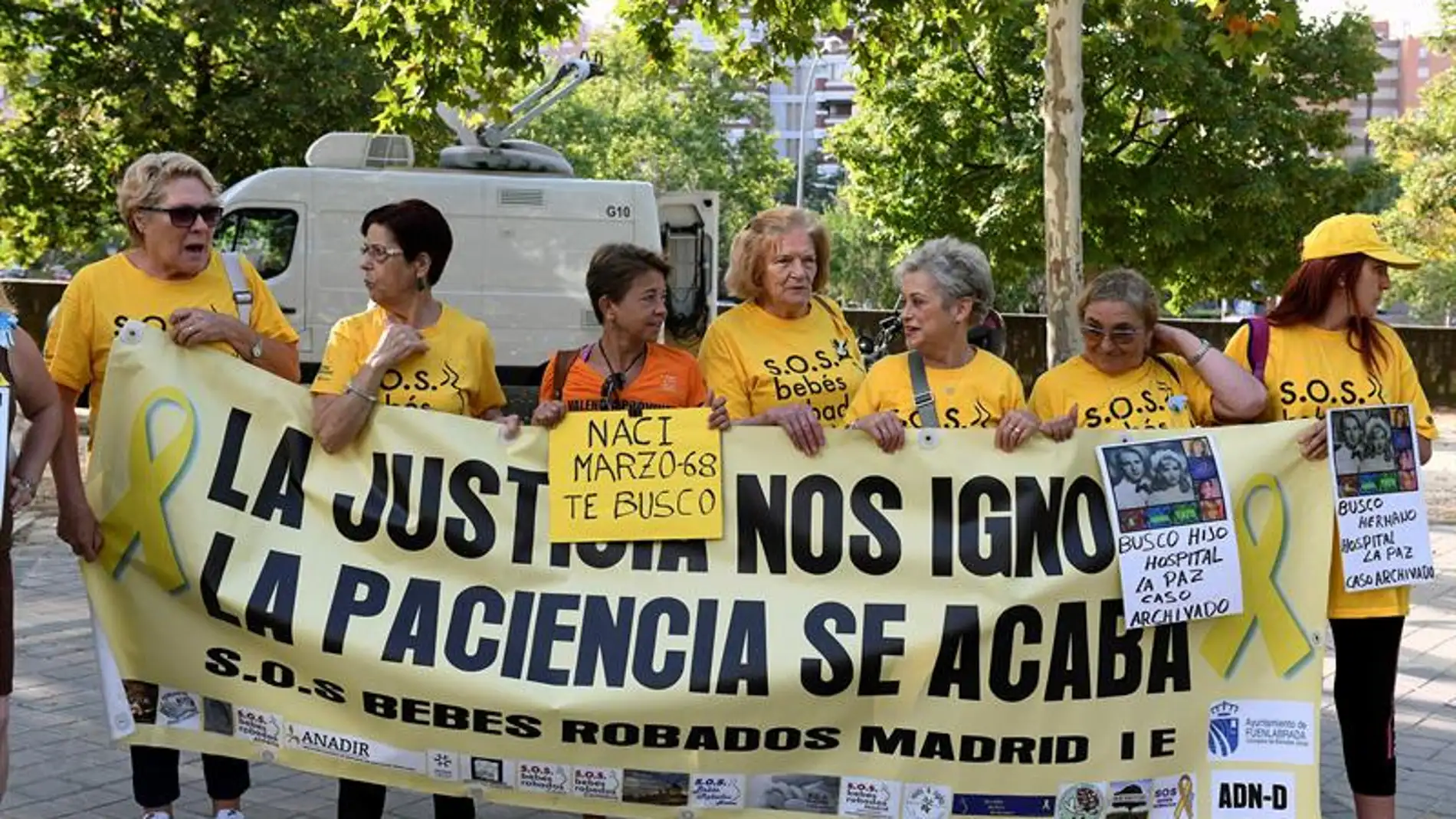 Miembros de la Asociación S.O.S. Bebés robados con una pancarta a las puertas de la Audiencia Provincial de Madrid